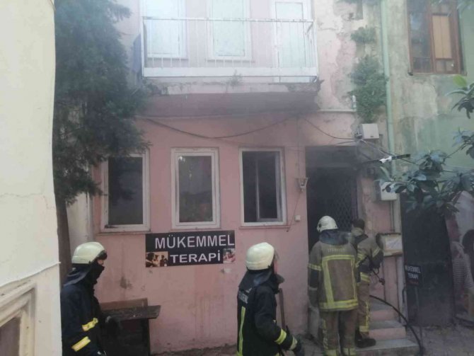 Kıskançlık Krizine Girdi Eşi Ve 2 Çocuğunu Rehin Alıp İşyerini Ateşe Verdi