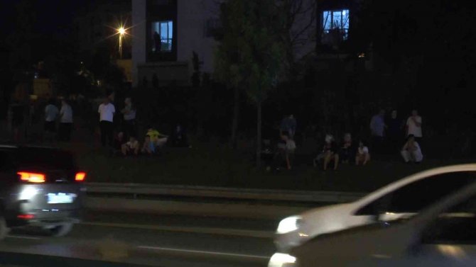 Şile Otoyolunda Tırın Damperi Üst Geçide Takıldı, Vatandaşlar Film İzler Gibi İzledi