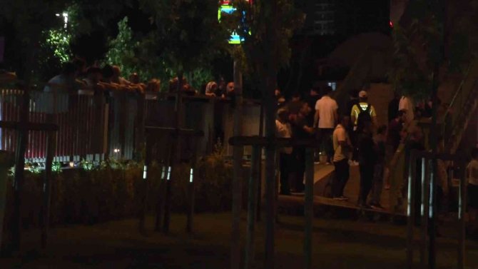 Şile Otoyolunda Tırın Damperi Üst Geçide Takıldı, Vatandaşlar Film İzler Gibi İzledi