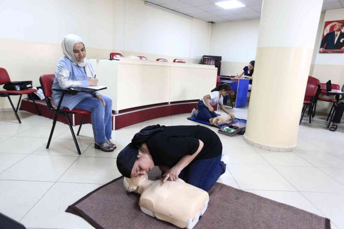 Denizlili Kadınlara İlk Yardım Eğitimi Verildi