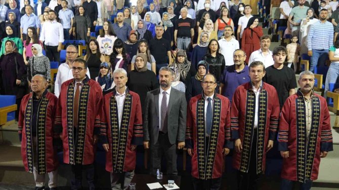 Diplomalarını Alarak Mezun Oldular