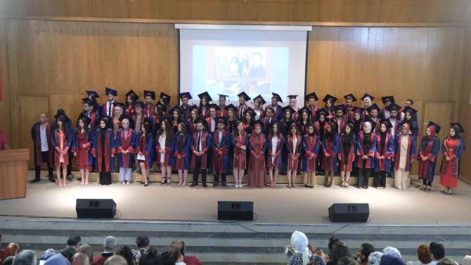 Diplomalarını Alarak Mezun Oldular