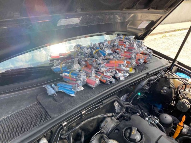 Bulgar Plakalı Lüks Otomobillerde Kaçak Ürünler Ele Geçirildi