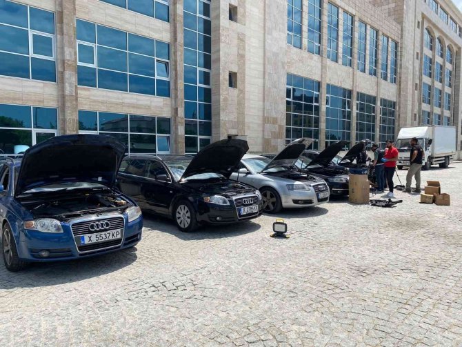Bulgar Plakalı Lüks Otomobillerde Kaçak Ürünler Ele Geçirildi