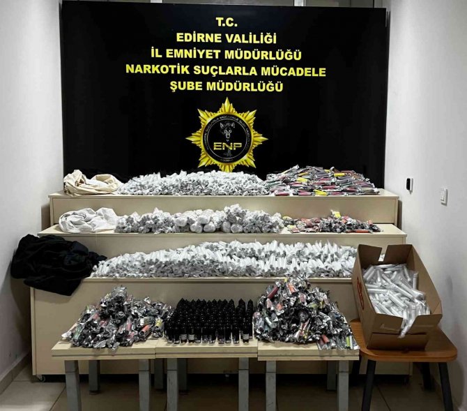 Bulgar Plakalı Lüks Otomobillerde Kaçak Ürünler Ele Geçirildi