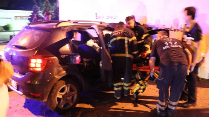 Edirne’de Kontrolden Çıkan Otomobil Duvara Çarptı: 1 Yaralı