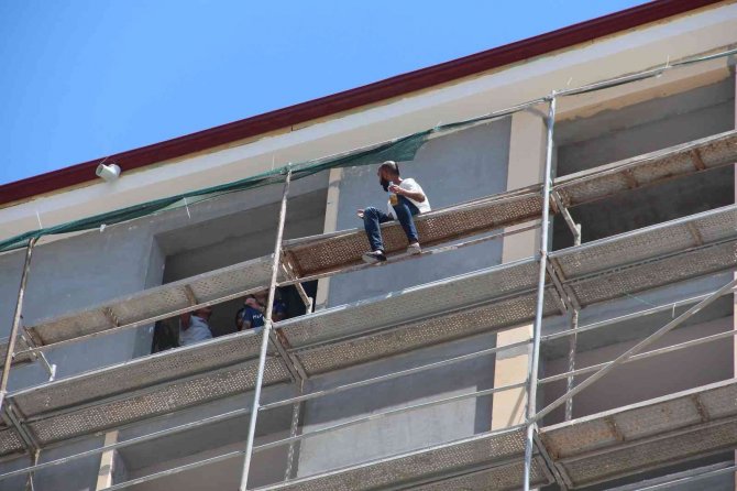 11’inci Kata Çıkıp Atlamak İstedi, Polis İkna Etti