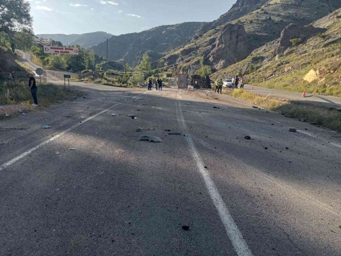 Yan Yatan Tırın Sürücüsü Yaralandı