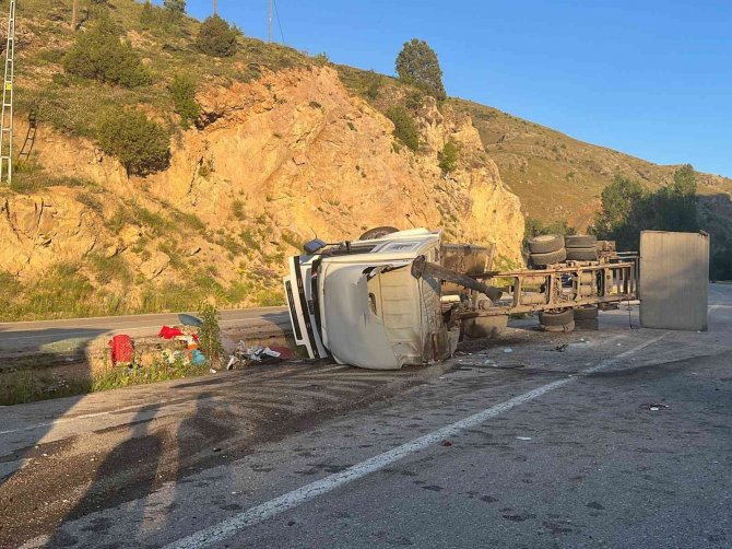 Yan Yatan Tırın Sürücüsü Yaralandı