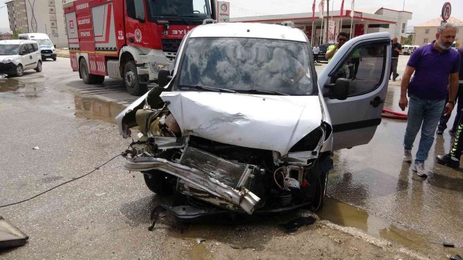 Yüksekova’da Trafik Kazası: 3 Yaralı