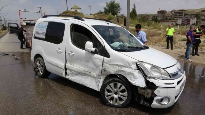 Yüksekova’da Trafik Kazası: 3 Yaralı