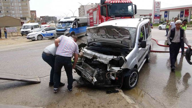 Yüksekova’da Trafik Kazası: 3 Yaralı