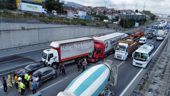 İ̇stanbul Tem Sultanbeyli Mevkiinde 3 Tır İle 1 Otomobil Zincirleme Kazaya Karıştı. Kaza Nedeniyle Trafik Durma Noktasına Geldi.