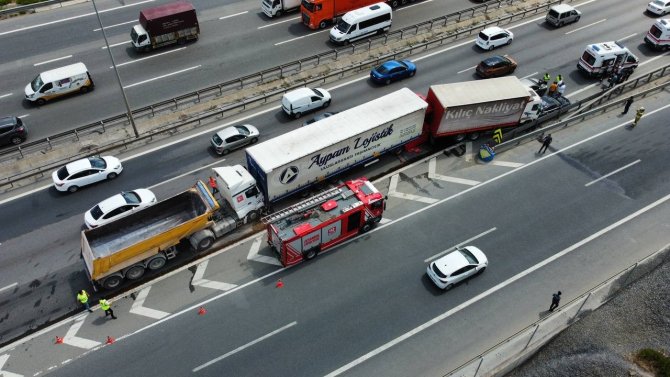 İ̇stanbul Tem Sultanbeyli Mevkiinde 3 Tır İle 1 Otomobil Zincirleme Kazaya Karıştı. Kaza Nedeniyle Trafik Durma Noktasına Geldi.