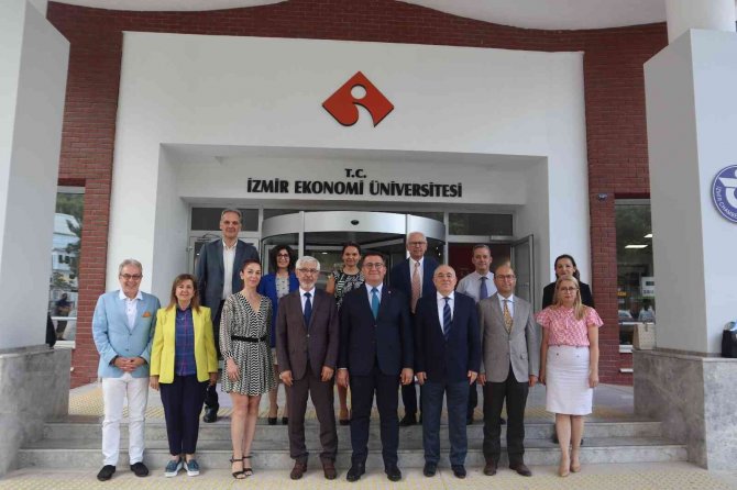 Gençlere ‘Üniversite İ̇zmir’de Yaşanır’ Çağrısı