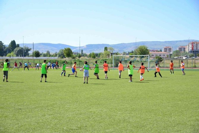 Kahramankazan Belediye Başkanı Oğuz, Minik Sporculara Spor Malzemesi Hediye Etti