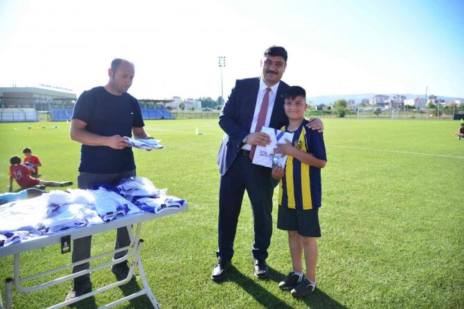 Kahramankazan Belediye Başkanı Oğuz, Minik Sporculara Spor Malzemesi Hediye Etti