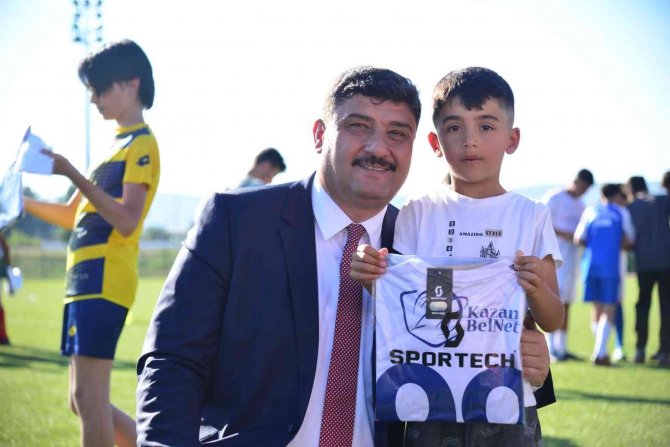 Kahramankazan Belediye Başkanı Oğuz, Minik Sporculara Spor Malzemesi Hediye Etti