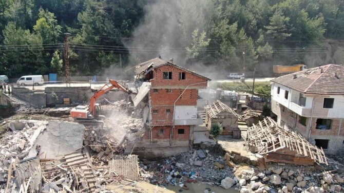 Sel Afetinde Büyük Hasar Gören Evlerinin Yıkılışını Çaresizce İzlediler