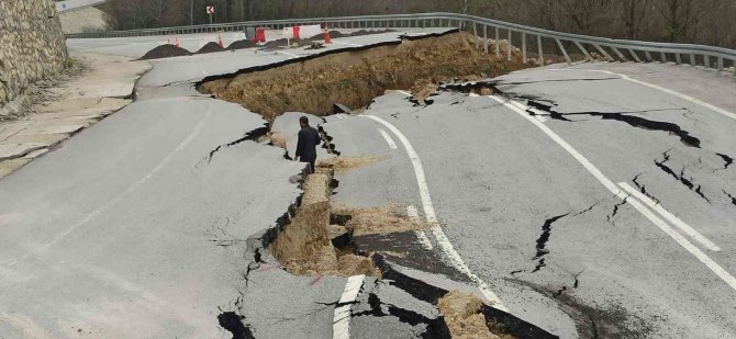 Heyelanın Meydana Geldiği Yol, Kurban Bayramı’na Hazır Hale Getiriliyor