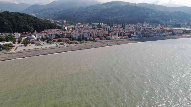 Sel Suları Karadeniz’i Kahverengiye Bürüdü