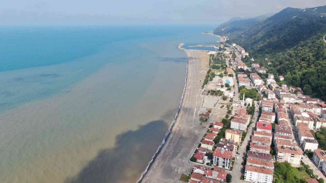 Sel Suları Karadeniz’i Kahverengiye Bürüdü