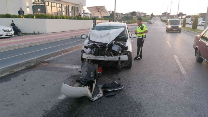 Şehir İçi Yolcu Midibüsüne Çarpan Aracın Sürücüsü Yaralandı