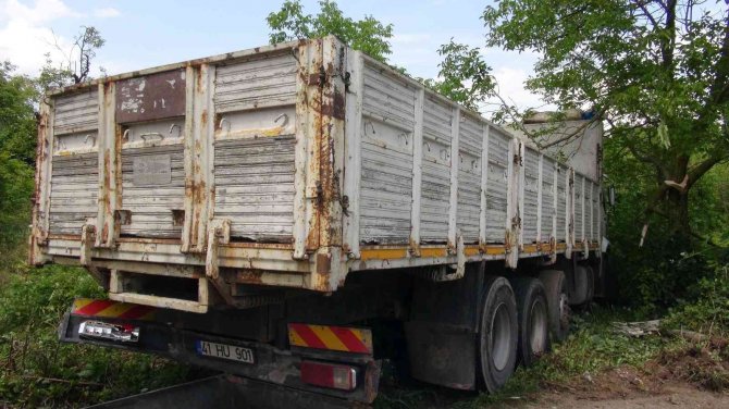 Virajı Dönen Kamyon Duvara Çarptı