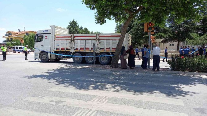 Karşıdan Karşıya Geçmek İsteyen Yaşlı Adam Kamyon Çarpması Sonucu Hayatını Kaybetti