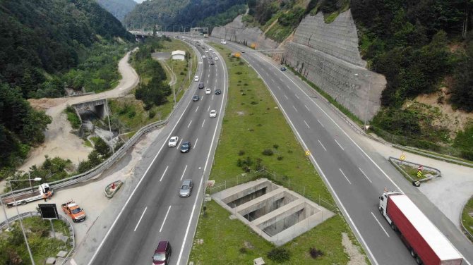 Bolu Dağı’nda Tatilcilerin Trafik Yoğunluğu Havadan Görüntülendi