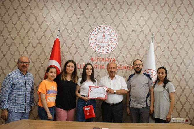 Kütahya’da Hikaye Yazma Yarışmasında Dereceye Giren Öğrencilere Ödüllendirildi
