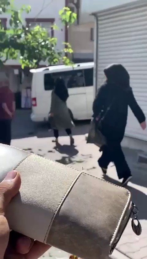 Pazarda Kadının Cüzdanını Çalan Şahısları Böyle Yakaladı