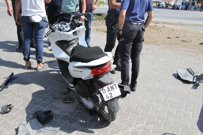 Kontrolden Çıkan Otomobil Işıkta Bekleyen Motosikletlere Çarptı: 3 Yaralı