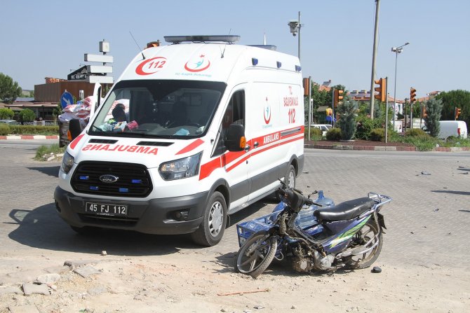 Kontrolden Çıkan Otomobil Işıkta Bekleyen Motosikletlere Çarptı: 3 Yaralı
