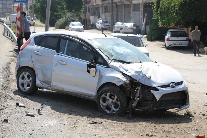 Kontrolden Çıkan Otomobil Işıkta Bekleyen Motosikletlere Çarptı: 3 Yaralı