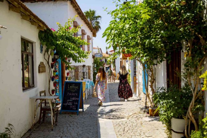 İ̇zmir’in Gözde Merkezlerinden Sığacık’ta Bayram Hareketliliği: Doluluk Yüzde 80-90