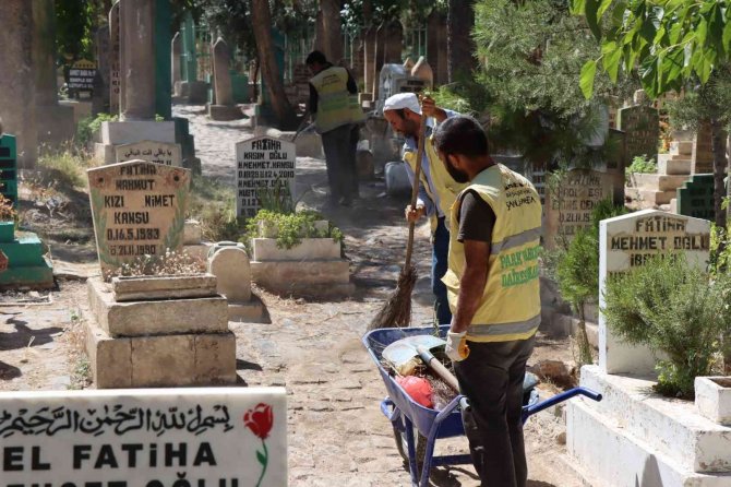 Mezarlıklarda Bayram Temizliği