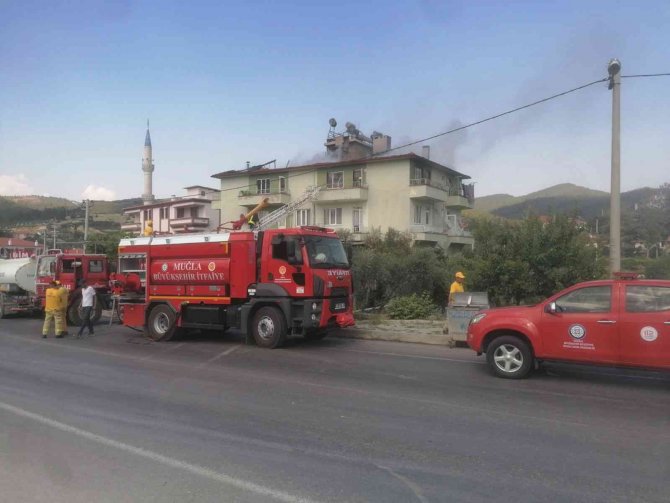 Kavaklıdere’deki Çatı Yangınında 2 Ev Kullanılamaz Hale Geldi