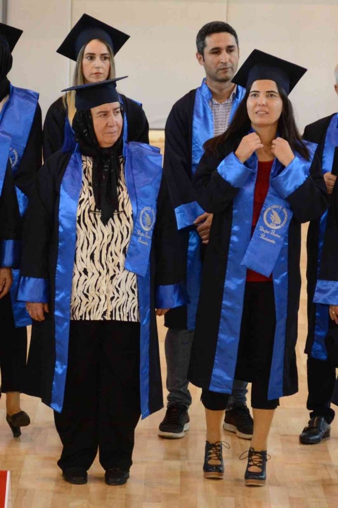 Anne Kız Birlikte Kep Attı