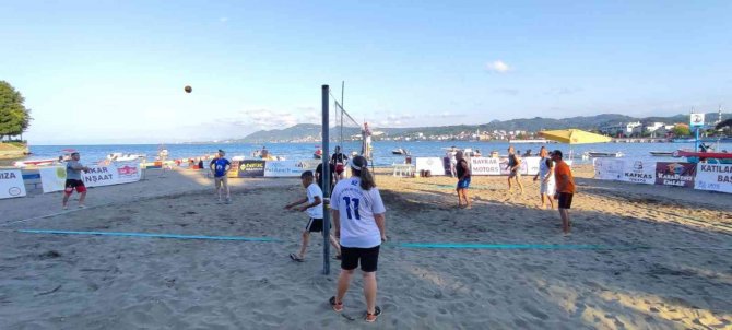 Manyetik Kumda Voleybol Turnuvası Başladı