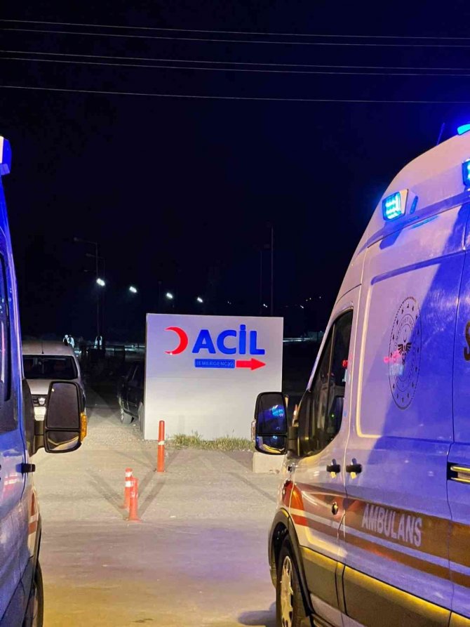 Hastane Kavgasında Güvenlik Görevlisi Ve 1 Kişi Bıçakla Yaralandı