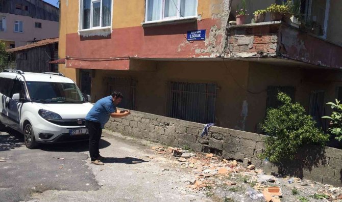 Balkondan Düşen Kadın Yaralandı