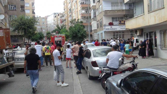 Evde Çıkan Yangında Bir İtfaiye Eri Yaralandı, 4 Vatandaş Dumandan Etkilendi