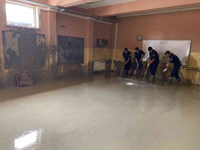 Sel Sonrası Su Basan Okullarda Temizlik Çalışmaları Sürüyor