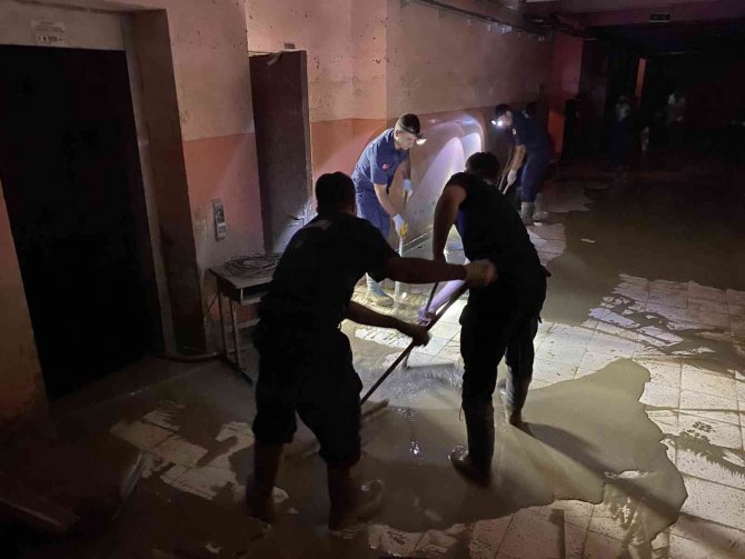 Sel Sonrası Su Basan Okullarda Temizlik Çalışmaları Sürüyor