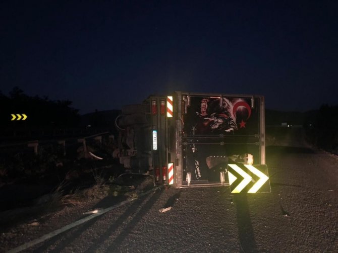 Kontrolden Çıkan Tır Devrildi, Sürücüsü Yaralandı