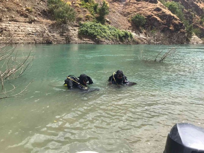 Müküs Çayı’nda Kaybolan Hemşireyi Arama Çalışmaları Devam Ediyor