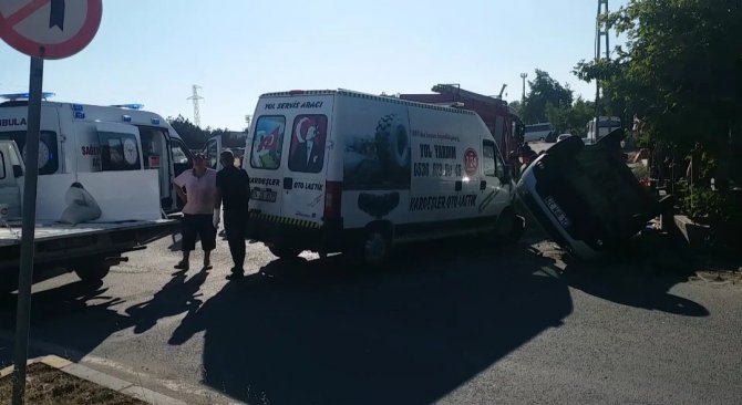 Silivri’de Minibüsle Çarpışan Otomobil Takla Attı: 3 Yaralı