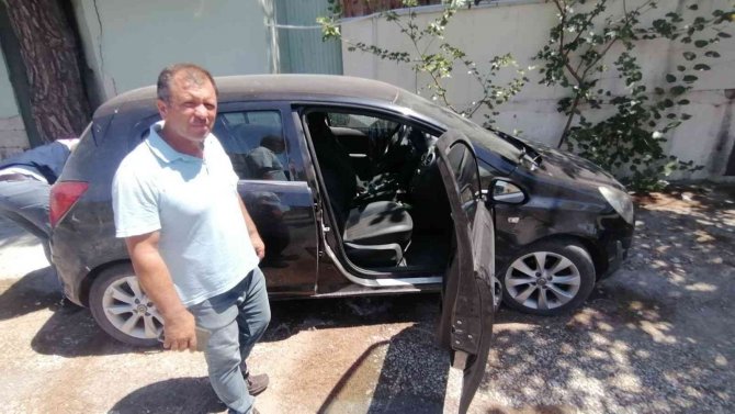 Park Halindeki Araçların Camını Kırıp Ruhsatını Aldılar