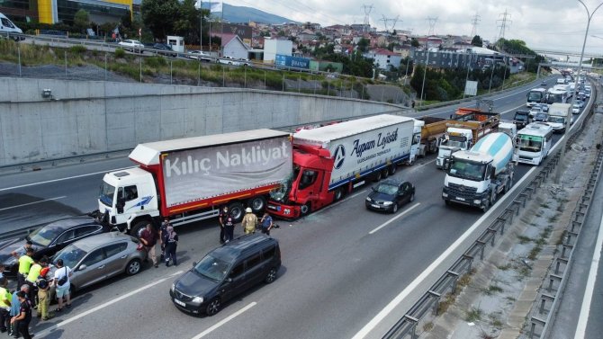 Tem’de 3 Tır, 1 Otomobil Birbirine Girdi: Hatalı Sürücü Kaçtı